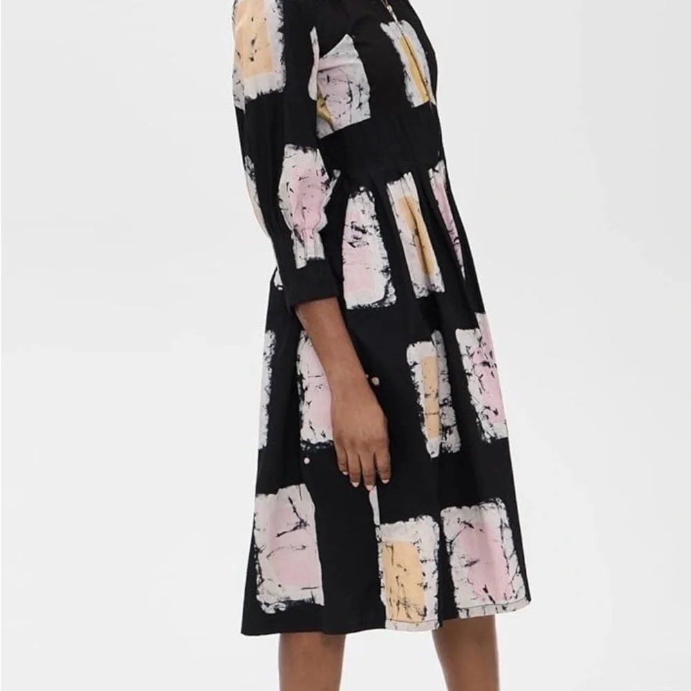 Busayo Yewande Dress in Black Geometric Tie Dye Print - Picture 2 of 9